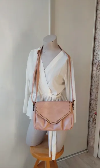Sac rose  bandoulière en parfait état, comme neuf 👍
