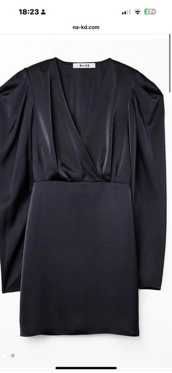 Robe courte à épaules froncées