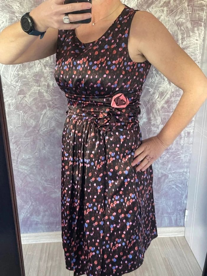 Superbe robe chic resserrée à la taille - photo numéro 2