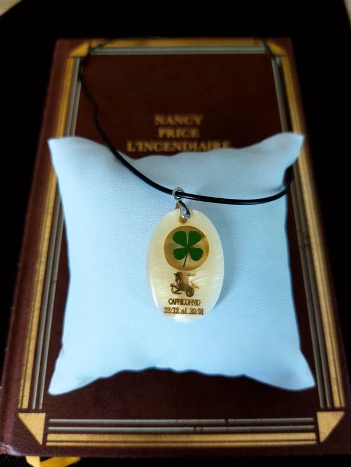 Magnifique collier cordelette noire avec pendentif signe astrologique du zodiaque capricorne - photo numéro 3