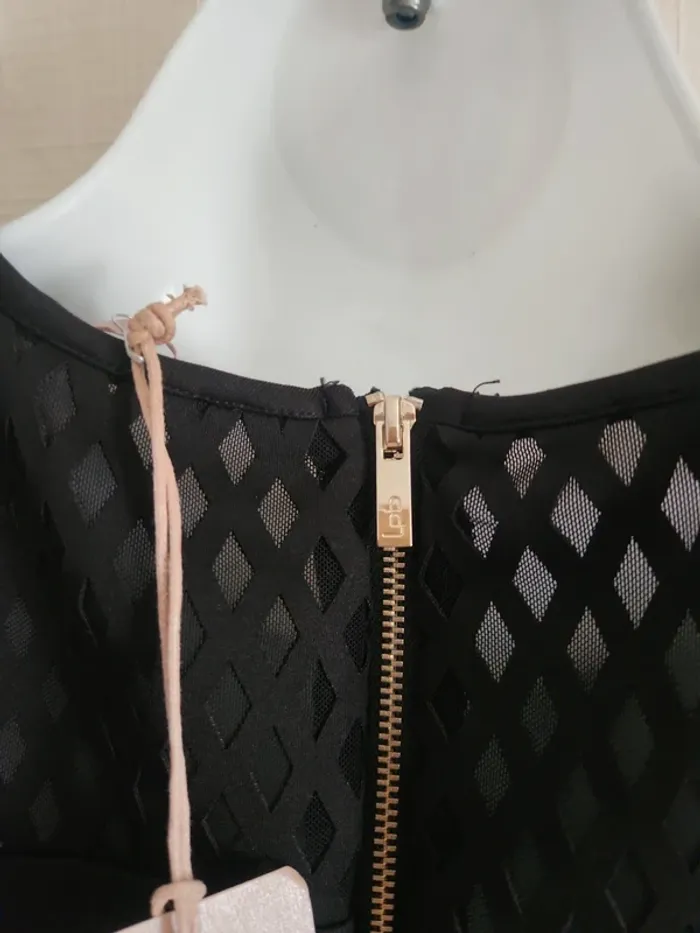 Robe noire Les Petites Bombes S neuve détail ajourés - photo numéro 7