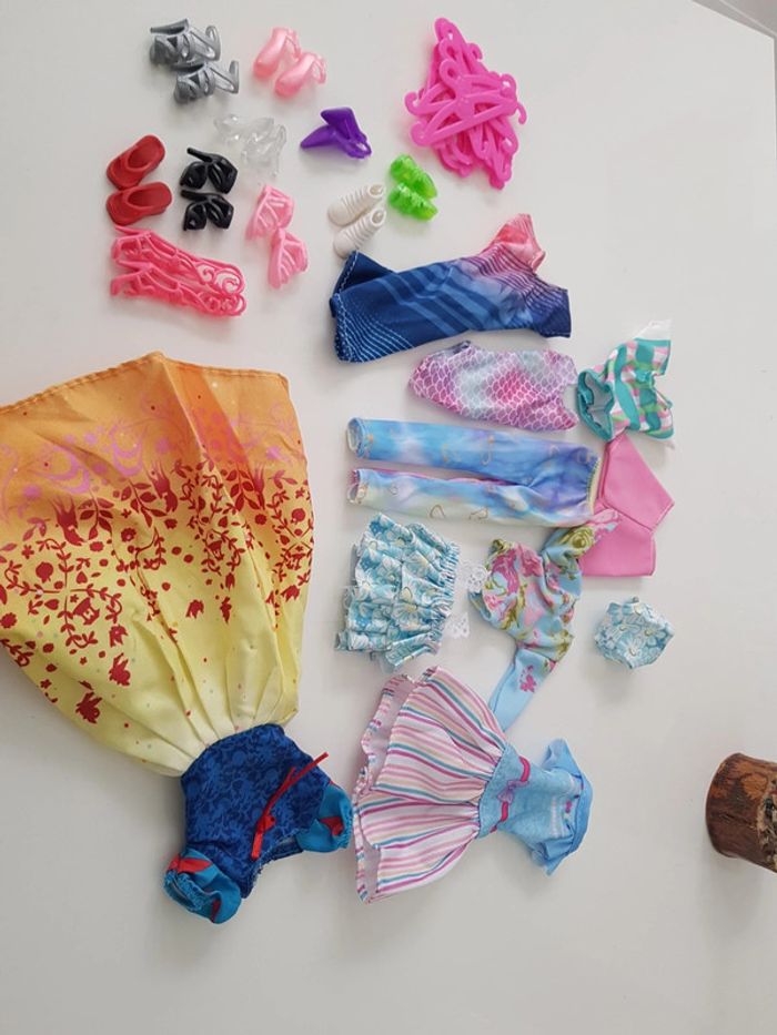 Lot vêtements et chaussures Barbie