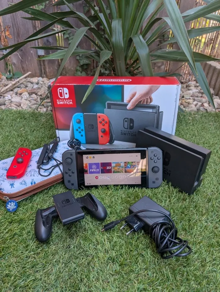 Console Nintendo Switch manettes carte SD pochette ect.. - photo numéro 15
