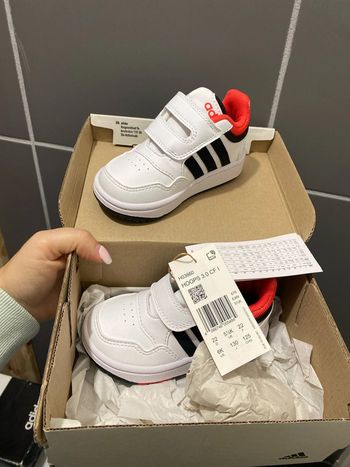 Basket taille 22 neuve