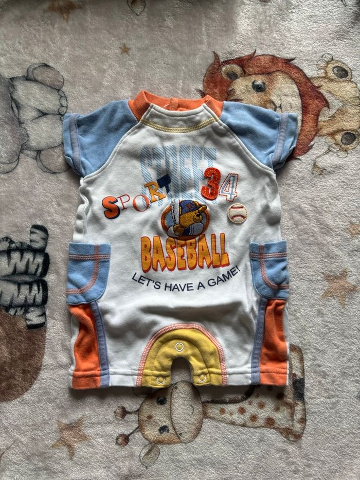 Lot d’une salopette et un ensemble 1 mois