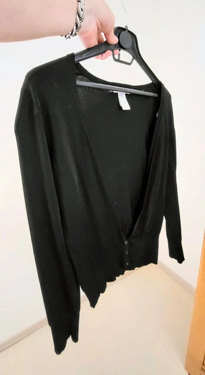 Magnifique matière pour ce pull gilet noir. 3 boutons. Côté femme neuf. M38/L40 🥰 - photo numéro 5