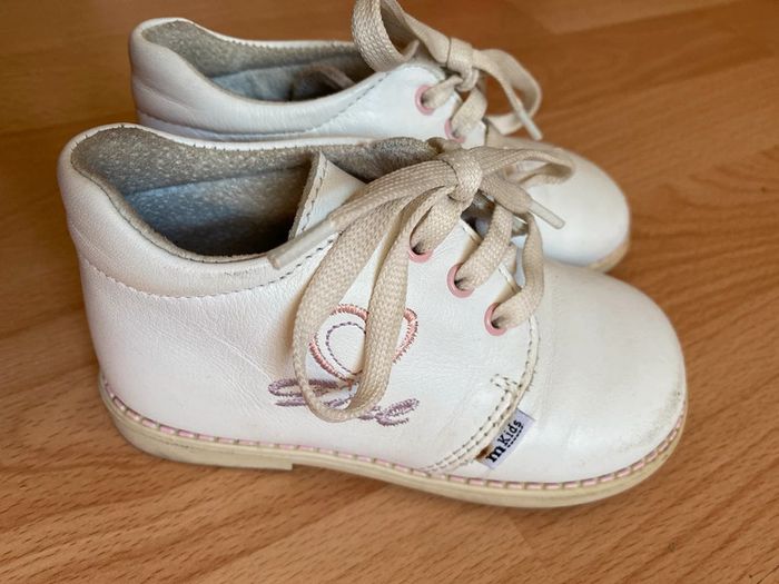 Jolie paire de bottines en cuir blanc T. 23 fille