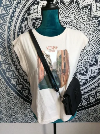 Tee-shirt beige épaules larges effet épaulettes avec photo venise / gémo / (M)