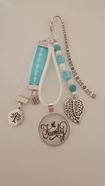 Cadeau famille, bijoux de sac ou marque page " family"