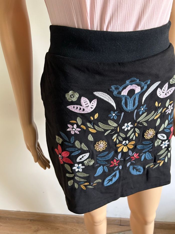 Jupe noire neuve avec broderies Desigual taille 42 - photo numéro 4