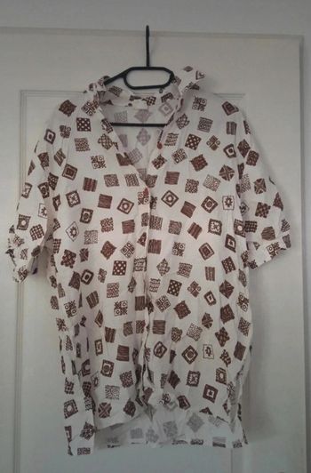 Chemise légère jamais porté
Taille 40