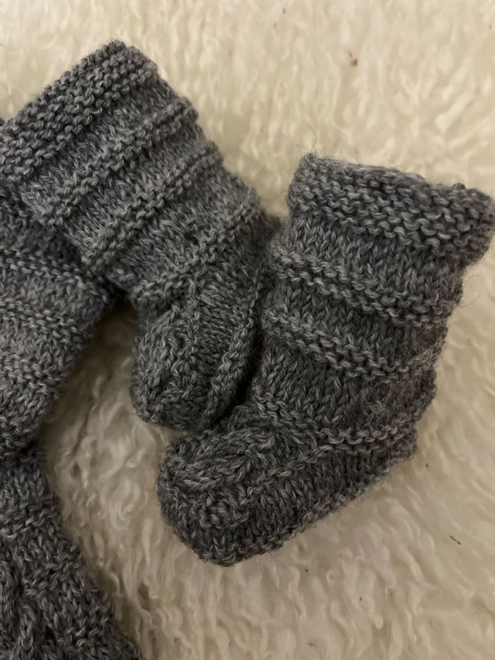 Ensemble,layette, brassière, bonnet et chaussons en laine - photo numéro 4