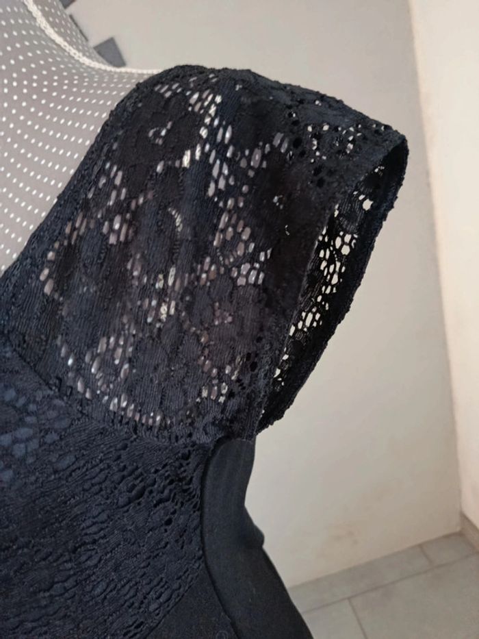 Robe noir dentelle Cache cache Taille 38 - photo numéro 3