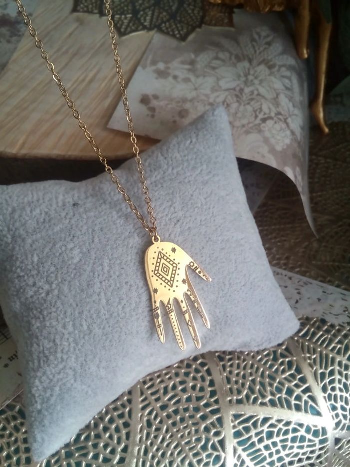 Collier amulette main