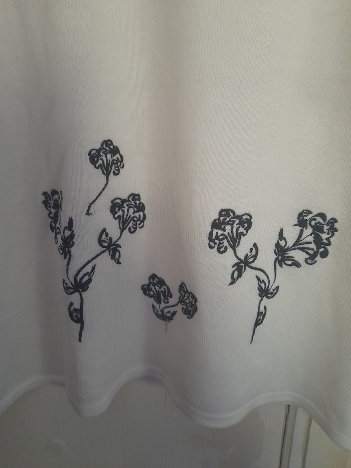 Pull blanc brodé, taille M/L - photo numéro 2