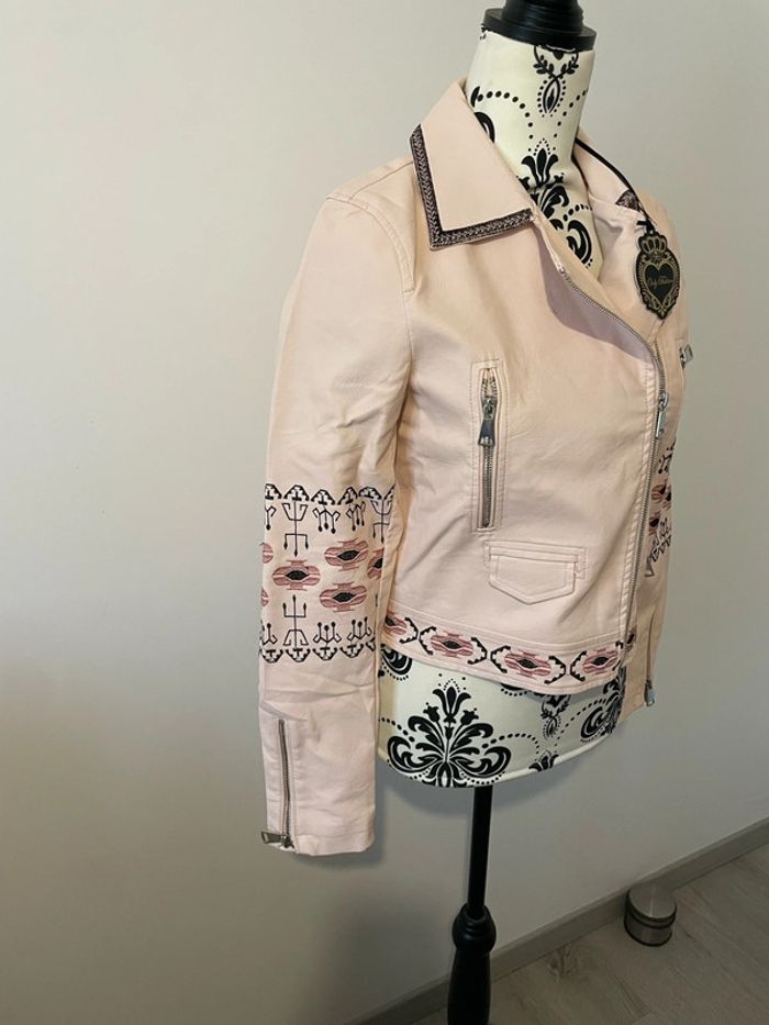 Veste blouson rose clair similicuir motif broderie noir et rose foncé neuf Only Fashion taille S - photo numéro 2