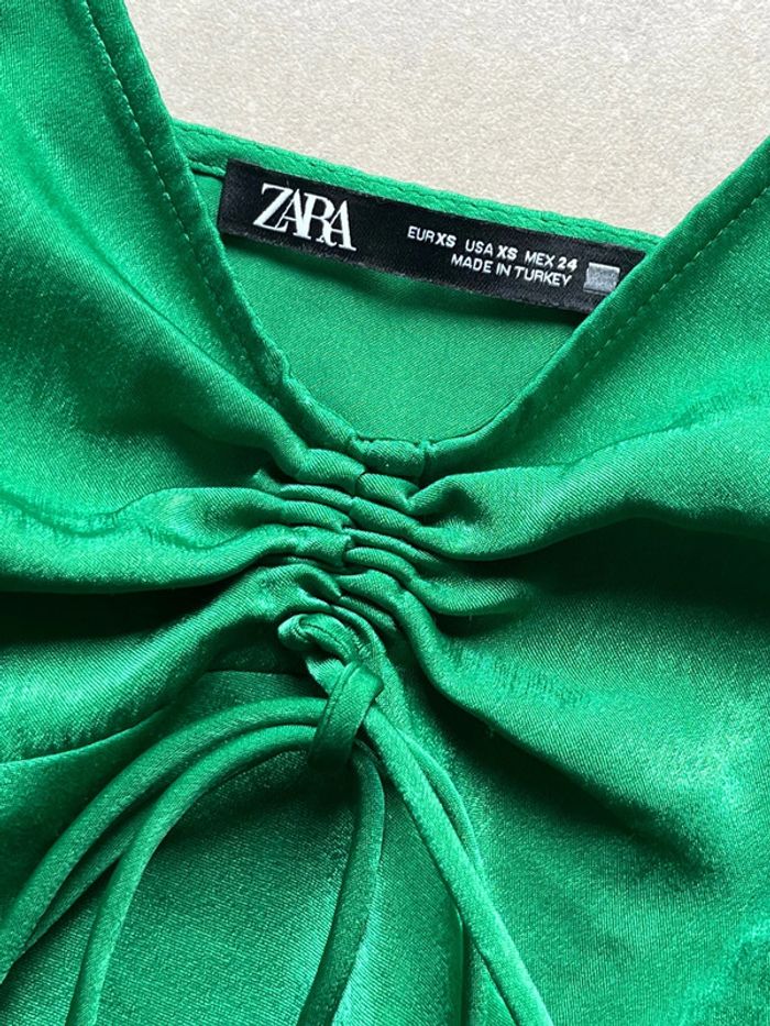 Robe à bretelles satinée verte Zara XS - photo numéro 2
