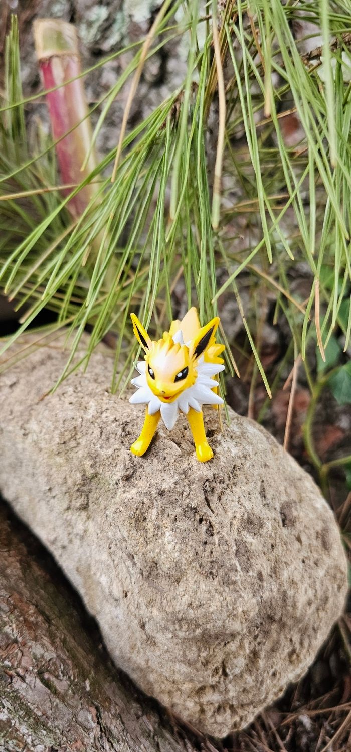 Super petite figurine Pokemon Nintendo tomy C.G.T.S.J voltali - photo numéro 3