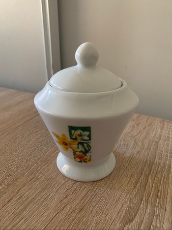 Petit sucrier fleuri en porcelaine