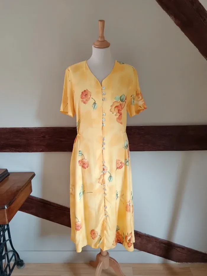 Robe jaune boutonnée fleurie roses