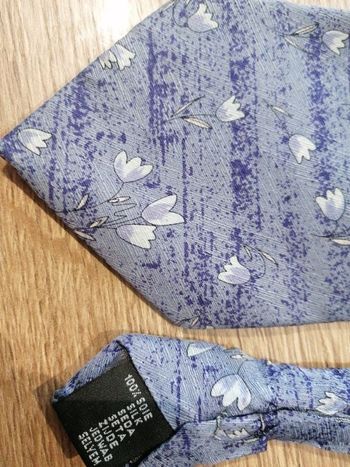 Cravate bleue motif fleurs 🌷100% soie