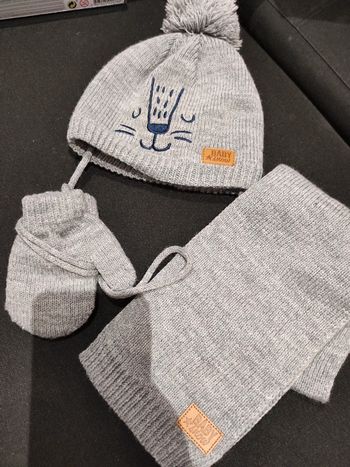 Ensemble bonnet écharpe gant 6/12mois neuf