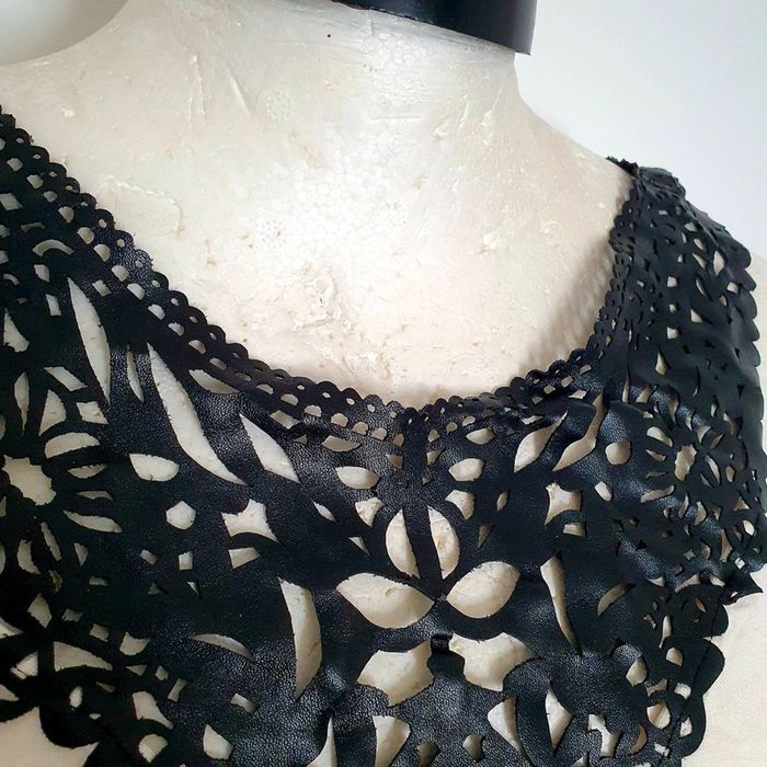 Haut creme & noir avec un effet cuir au col 36 - photo numéro 3