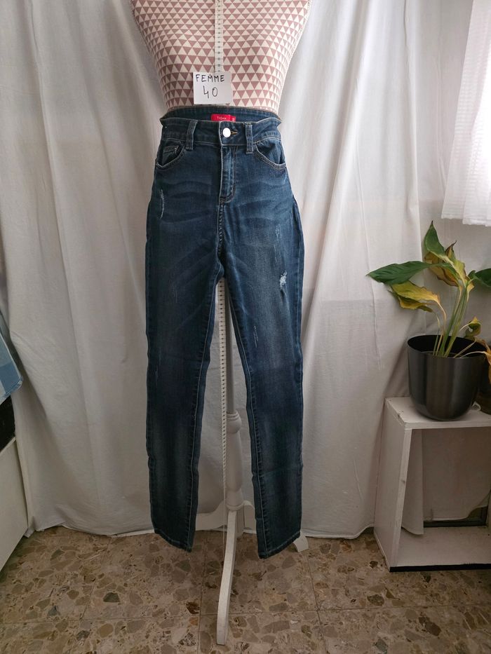 Jean ,bleu , légèrement décolorés par endroit et déchiré ,en excellent état, en coton/polyester/elasthanne, longueur 103cm, largeur de taille 36cm, largeur de cuisse 27cm, hauteur de taille 31cm, marque Tissaïa = 5€