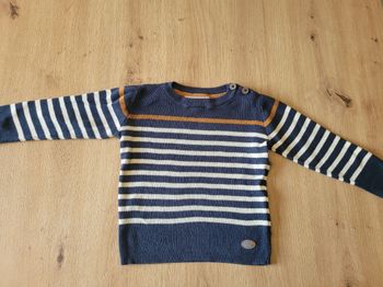 Pull bleu marine rayé blanc et marron