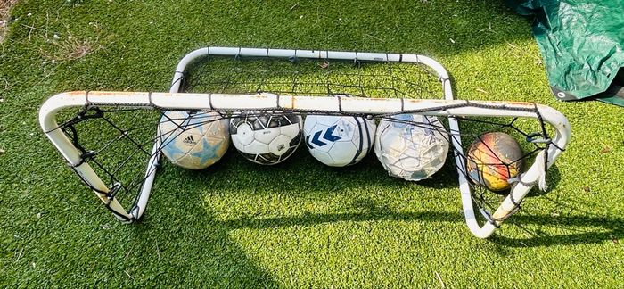 Cage de foot avec 4 ballons de foot - photo numéro 3