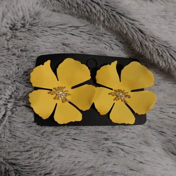 Magnifique boucle d'oreille neuve