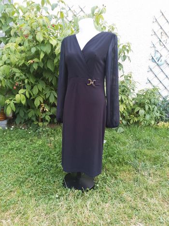 robe noire manches transparentes et boucle dorée taille M cassis