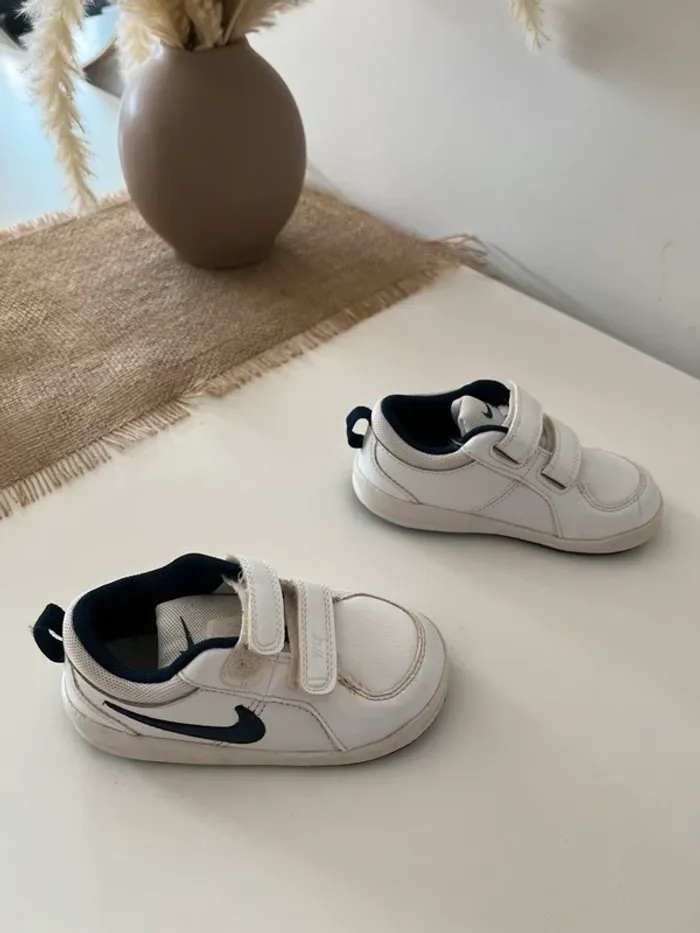 Baskets blanches Nike taille 25 - photo numéro 2