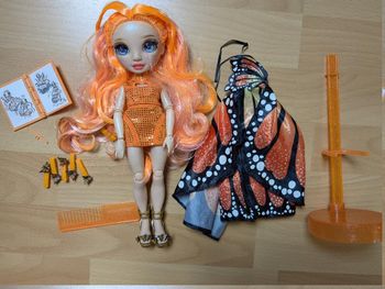 Poupée Rainbow High Poppy Rowan Fantastic fashion avec tenues, accessoires et socle