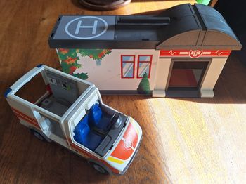 Lot Clinique + ambulance Playmobil