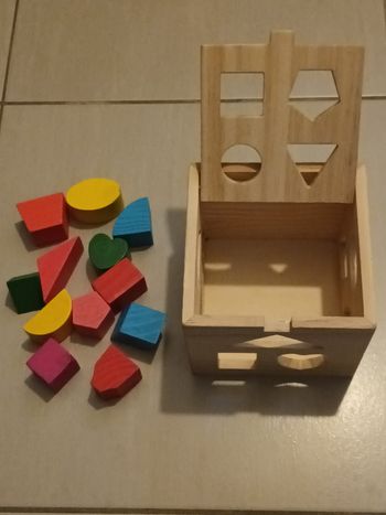 Cube de formes en bois