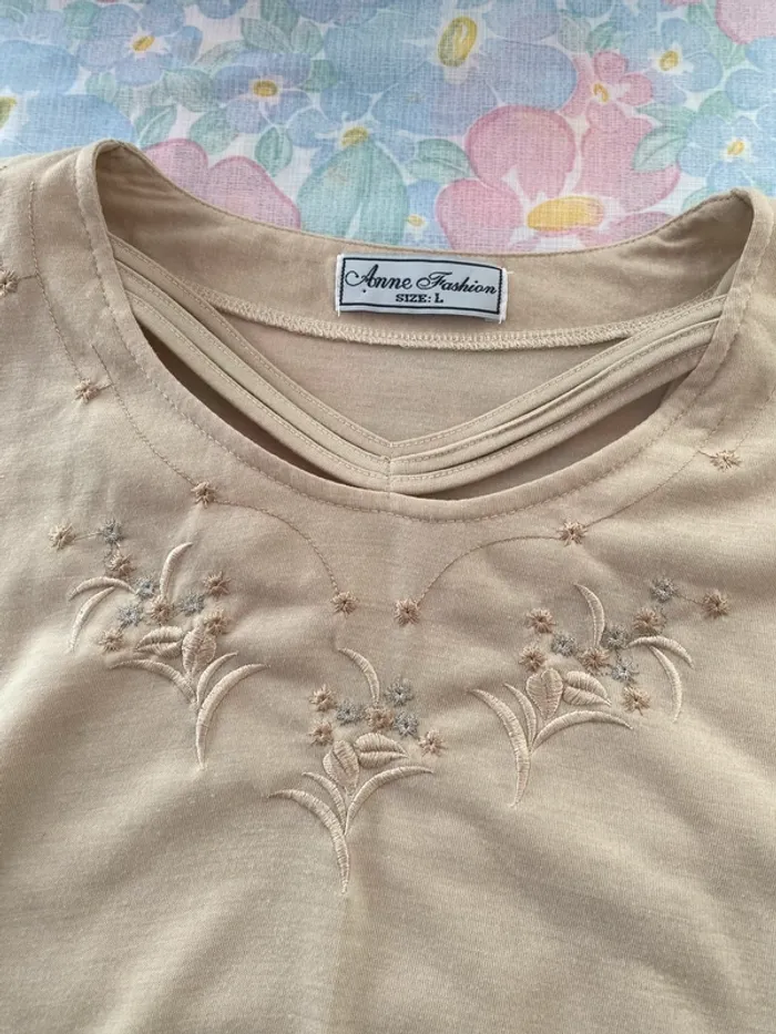 Très beau tee-shirt beige en très bon état 44 - photo numéro 2