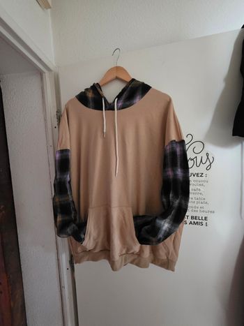 Sweat bicolore à capuche et à poche