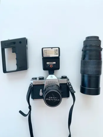 Coffret appareil photo argentique Pentax SP II + accessoires+ objectifs + malette