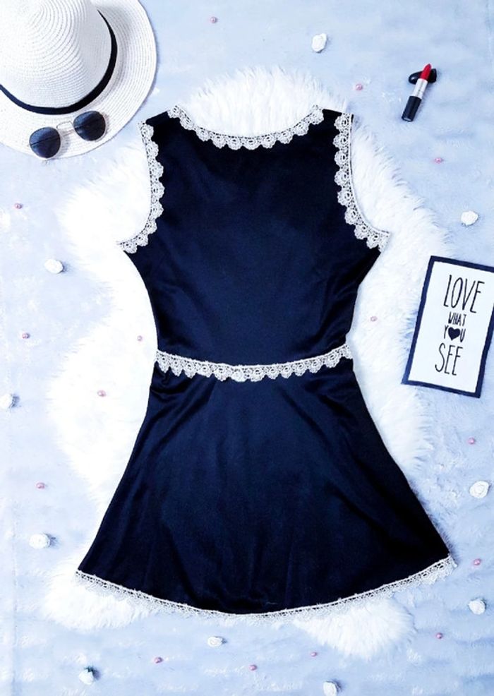 Petite robe noire à dentelle blanche - T.S ou T.36 🖤 - photo numéro 2