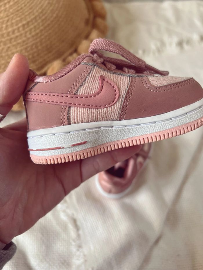 Baskets Nike air force rose 19,5 - photo numéro 5