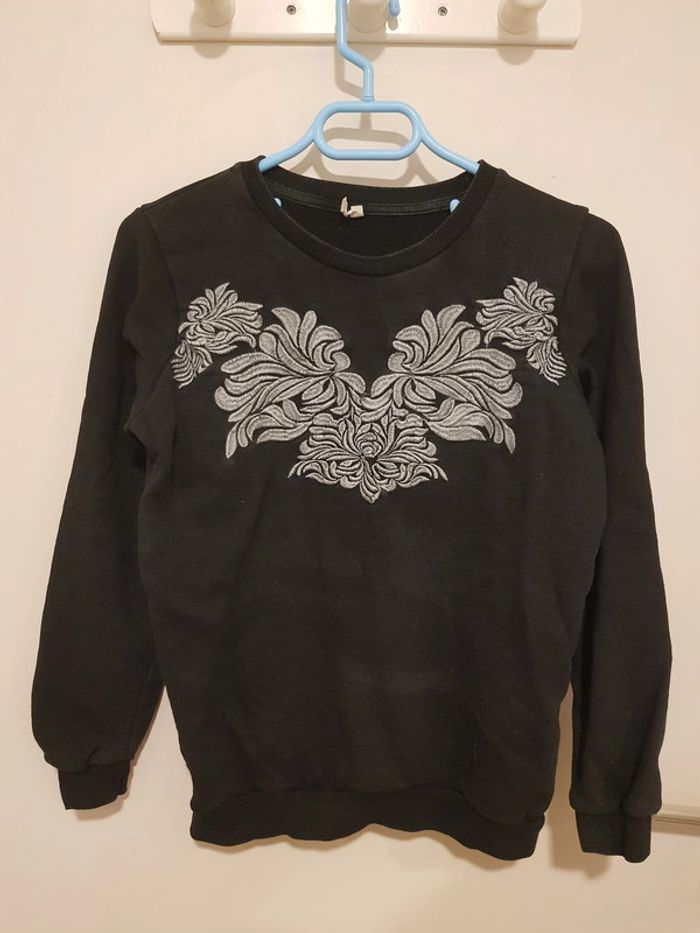 Sweat noir avec broderies - photo numéro 2