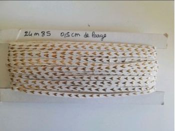 24m85 de ruban blanc doré pour loisirs créatifs couture ou autre. 
0,5 cm de large.