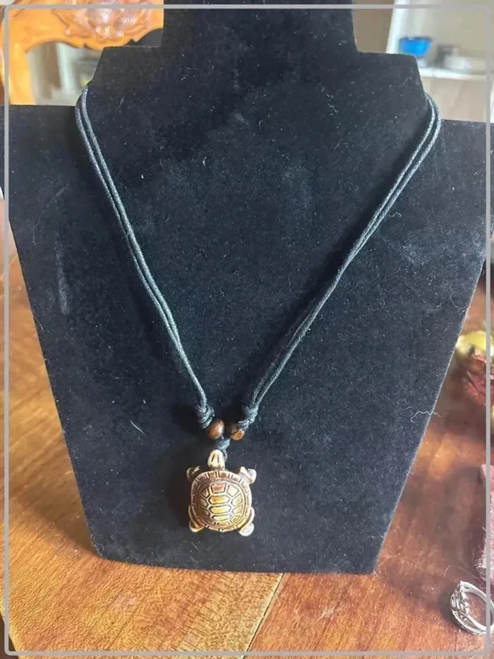 Collier tortue en résine chaîne réglable