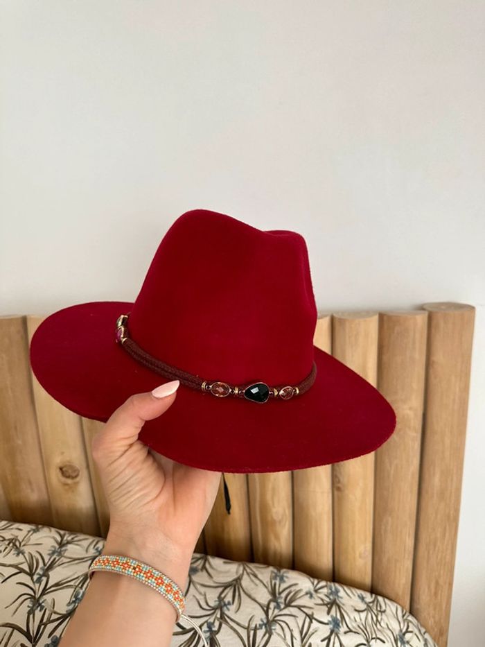Chapeau Amenapih rouge détails bijoux 💋