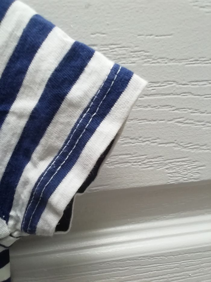 Vends t-shirt garçon été rayé bleu et blanc avec motifs sur le devant - photo numéro 4