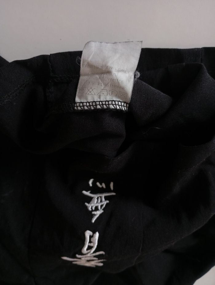 Débardeur noir avec des  bretelles. Taille S . Fermeture éclair. Signes chinois blancs . Viscose polyamide et élasthanne. Très bon état - photo numéro 9