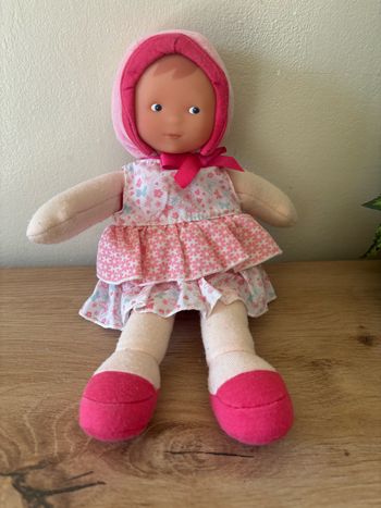 Doudou poupée fille robe rose fleurs papillon corolle