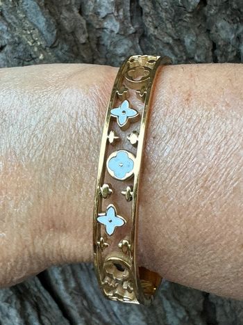 Bracelet jonc qui s’ouvre acier inoxydable or trèfles blancs