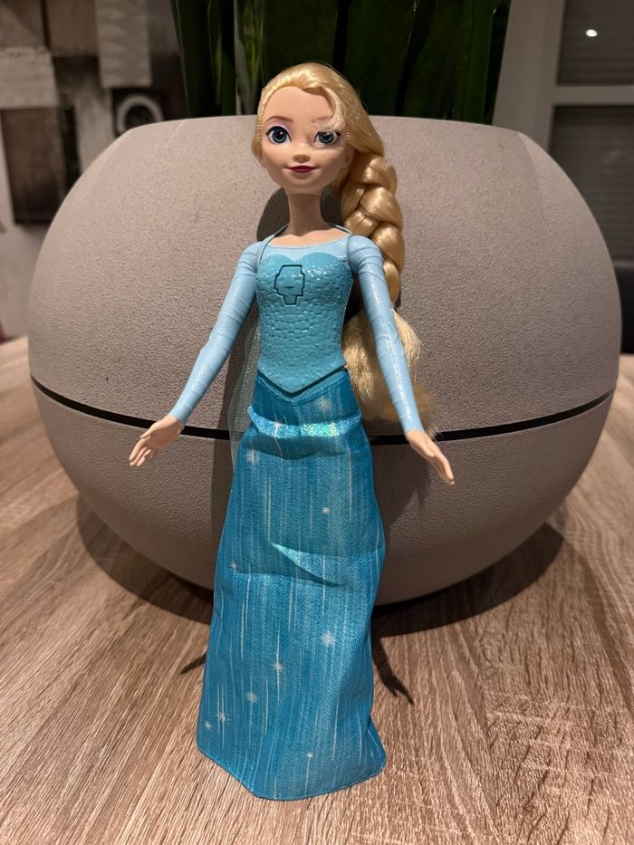 Poupée reine des neige Elsa chantante
